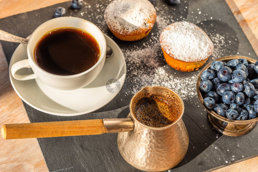 美味早餐一杯咖啡和松饼蓝莓放在盘图片