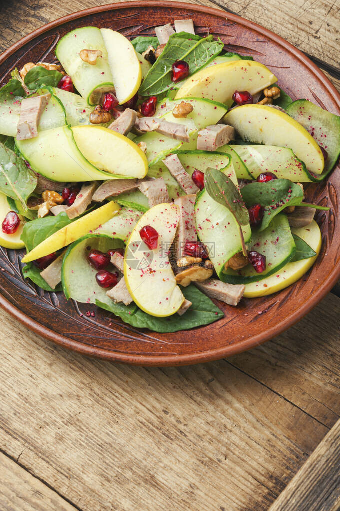菠菜苹果和肉舌的美味实惠沙拉健康食品春季沙拉图片