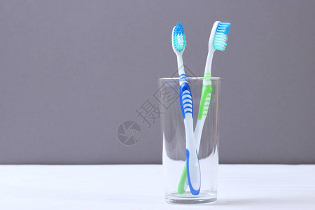 桌子上的牙刷和口腔清洁剂图片