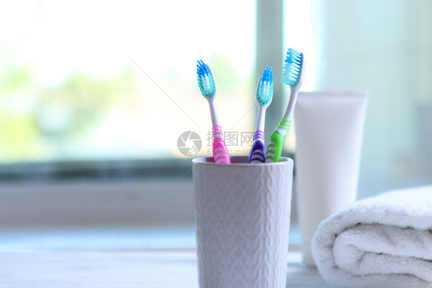 桌子上的牙刷和口腔清洁剂图片