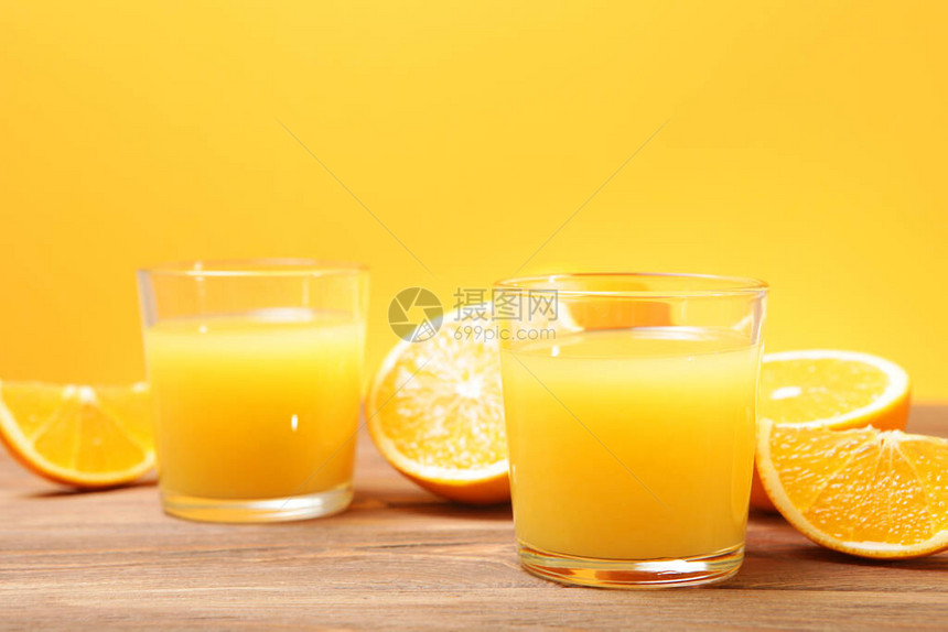 杯子里有橙汁桌上有图片