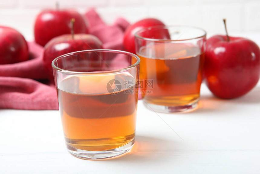 桌子上的红苹果的苹果汁图片
