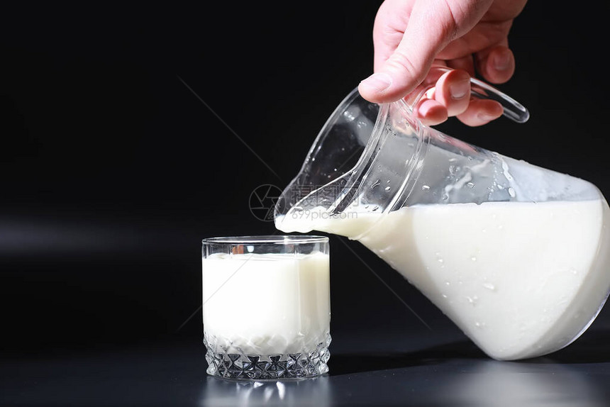 牛奶饮料在玻璃中图片