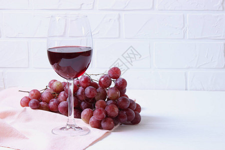 红酒和葡萄在桌子上图片