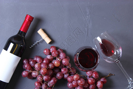 桌面视图上的红酒和葡萄图片