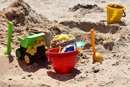 儿童塑料玩具绿尾黄车铲子黄红水桶海边沙滩黄沙绿球图片