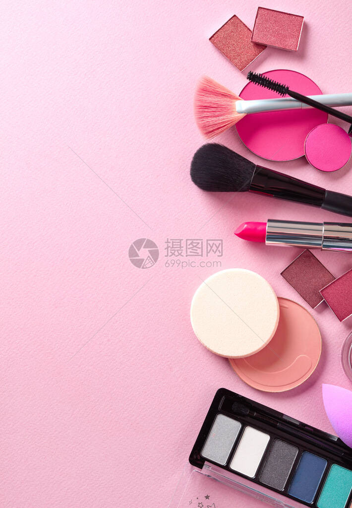 浅粉色背景中的有机化妆品图片