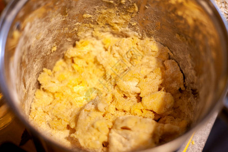 生黄色面团放在厨房碗里图片