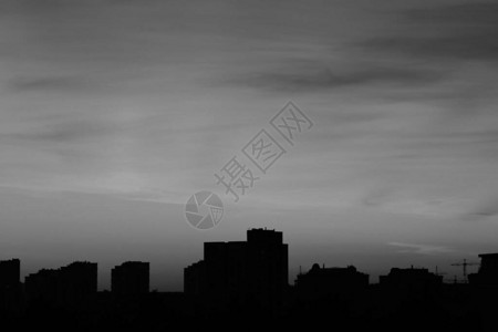 城市的日落房屋的轮廓黑白照片图片