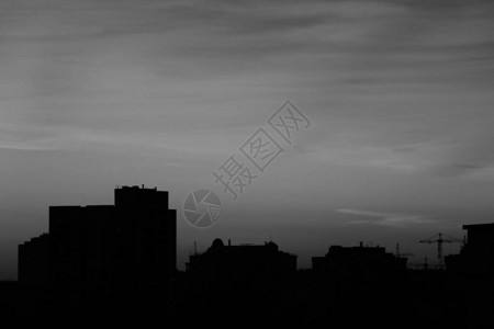 城市的日落房屋的轮廓黑白照片图片