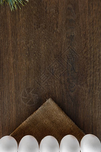 褐色木头背景和麻布上的复图片
