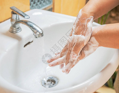 妇女用肥皂搓手防止电晕避免感染传播细菌和细菌图片
