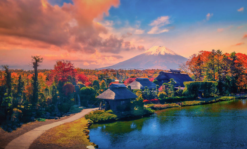 古老的OshinoHakkai村与Fuji山在日本Yamaashi省Minamitsur图片