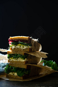 蔬菜野餐三明治配有椰子和玉米沙拉图片