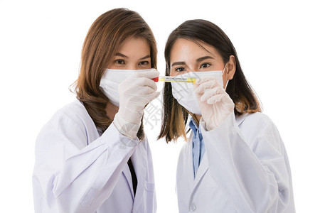 两名女研究人员有意地拿着并寻找疫苗批准的管子图片