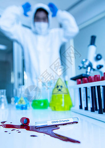 穿着连体工作服的科学家在实验室工作时对衣服进行消毒图片