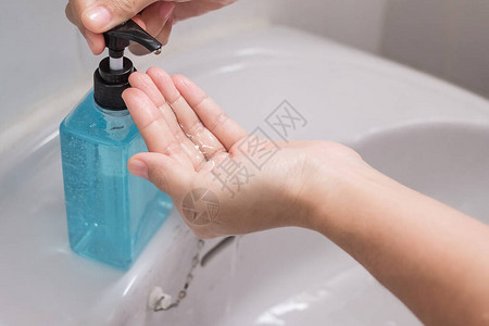 妇女用液体肥皂洗手图片