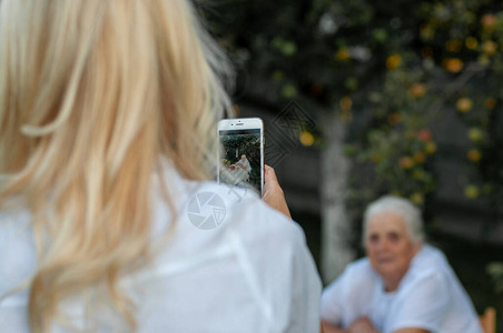 长金发长头发的年轻女孩在花园里拍她深爱图片