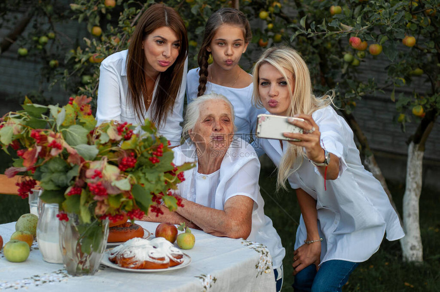 90岁的祖母和美丽的孙女们开个玩笑图片