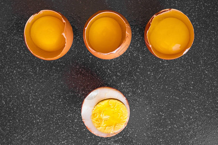 鸡蛋在三个生蛋前煮熟了实习培训经验丰富的专家的建议灰色背图片