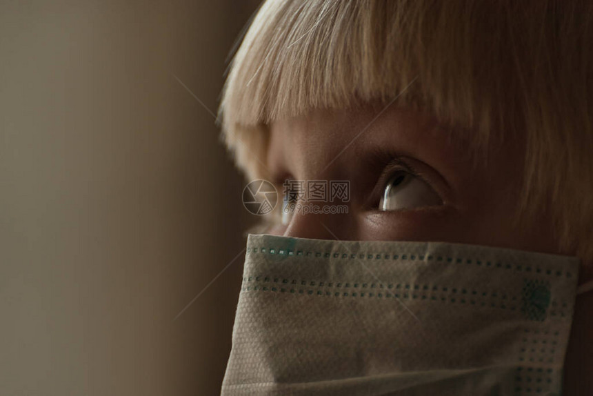 男孩戴外科面罩防止流感的发生儿童图片