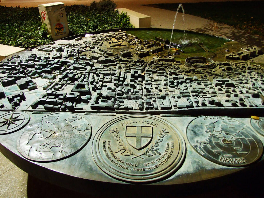 带有普拉市青铜3D模型的喷泉在铁托公园克罗地亚伊斯特拉FontanasbroncanommaketomgradaPuleuTit图片