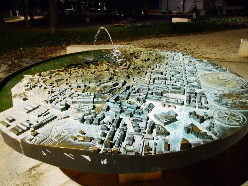 带有普拉市青铜3D模型的喷泉在铁托公园克罗地亚伊斯特拉FontanasbroncanommaketomgradaPuleuTit图片