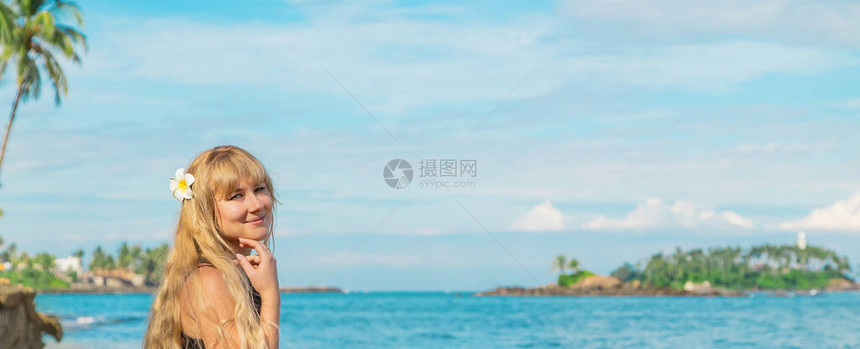 在海边滩上的女孩图片