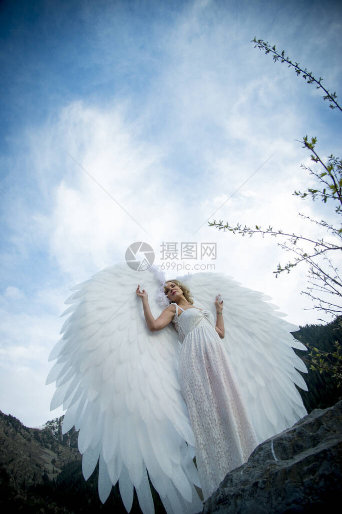 美丽的新娘有天使翅图片