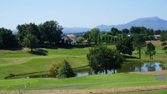 阳光明媚的法国阿基坦高尔夫球场景观图片