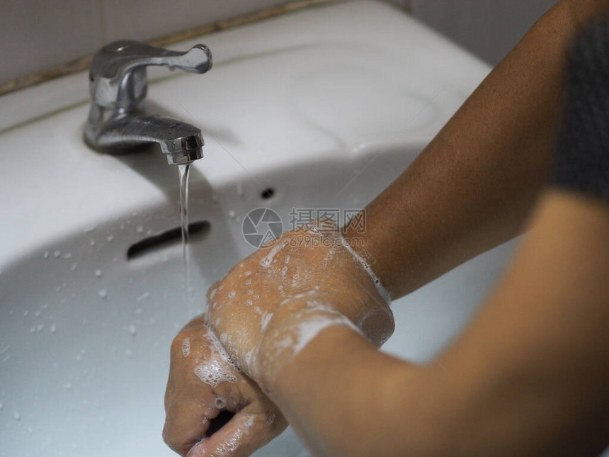 妇女用肥皂和水洗手图片