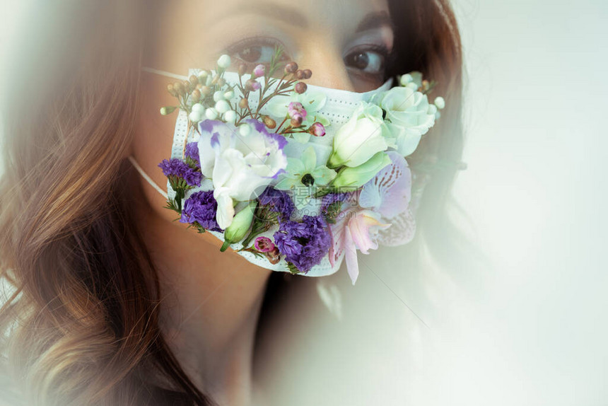 以花粉面罩为面具的有吸引力妇女选取焦点图片