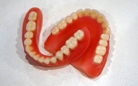 牙医诊所的假牙特写图片