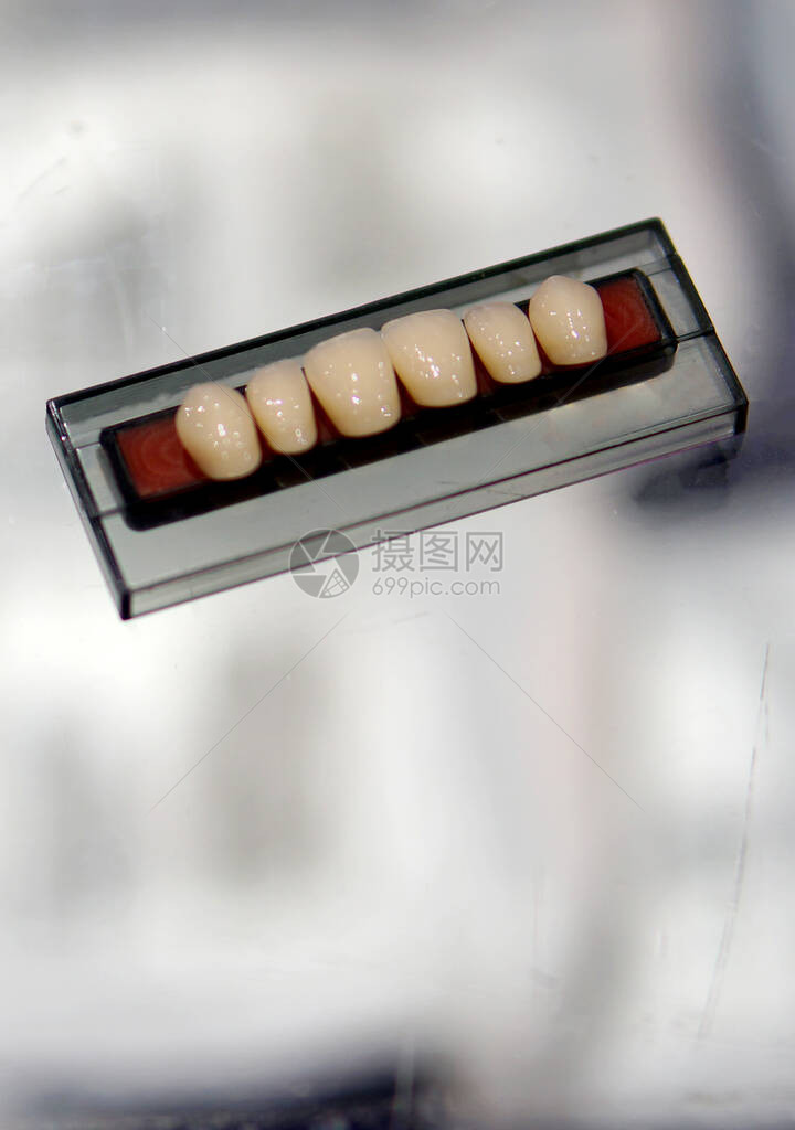牙医诊所的一组人造或假牙图片