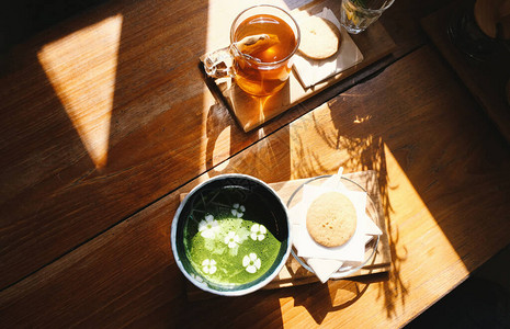 在家煮热绿茶配饼干图片