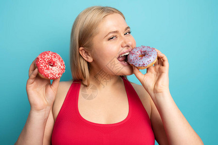 胖女孩吃甜食图片