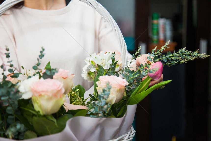 女花店设计师收集鲜花图片