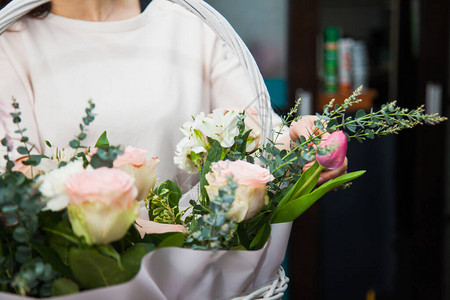 女花店设计师收集鲜花图片