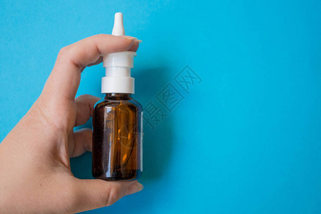 用海水喷鼻用于治疗和预防SARS症状一个玻璃瓶海水高清图片