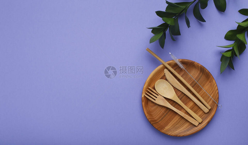 木器紫外背景的餐具和餐图片