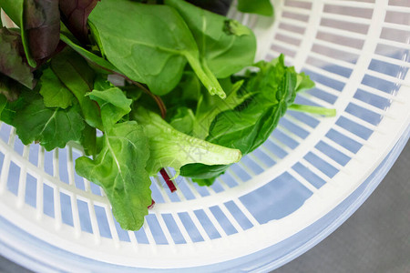 烤菜沙拉新鲜健康饮食和维他命食物在干燥机中图片