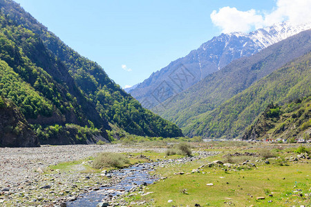 高加索山区的山河图片