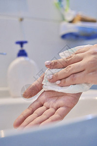 面目全非的女展示如何正确洗手女人用肥皂洗手搓手20秒图片