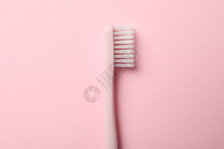粉红色背景的牙刷特写牙齿保健图片