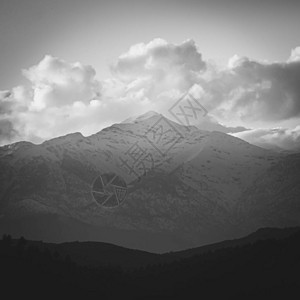 亮山峰白云和前针暗林的黑白概念形象图片