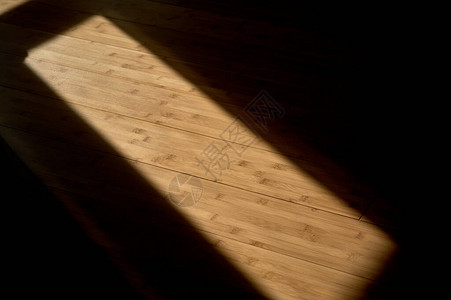 在通过窗户铺面和在木地板上反射时阳光投背景图片