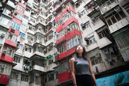 女孩在香港岛鲗鱼涌图片