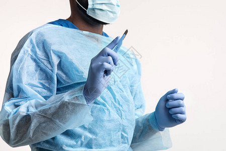 身着防护服的非洲男外科医生被割除图片