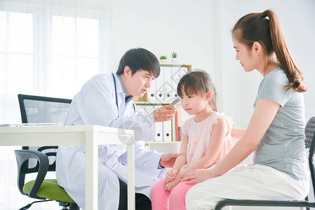 亚洲医生在医院用红外线温度计测量一名女病人的体温图片