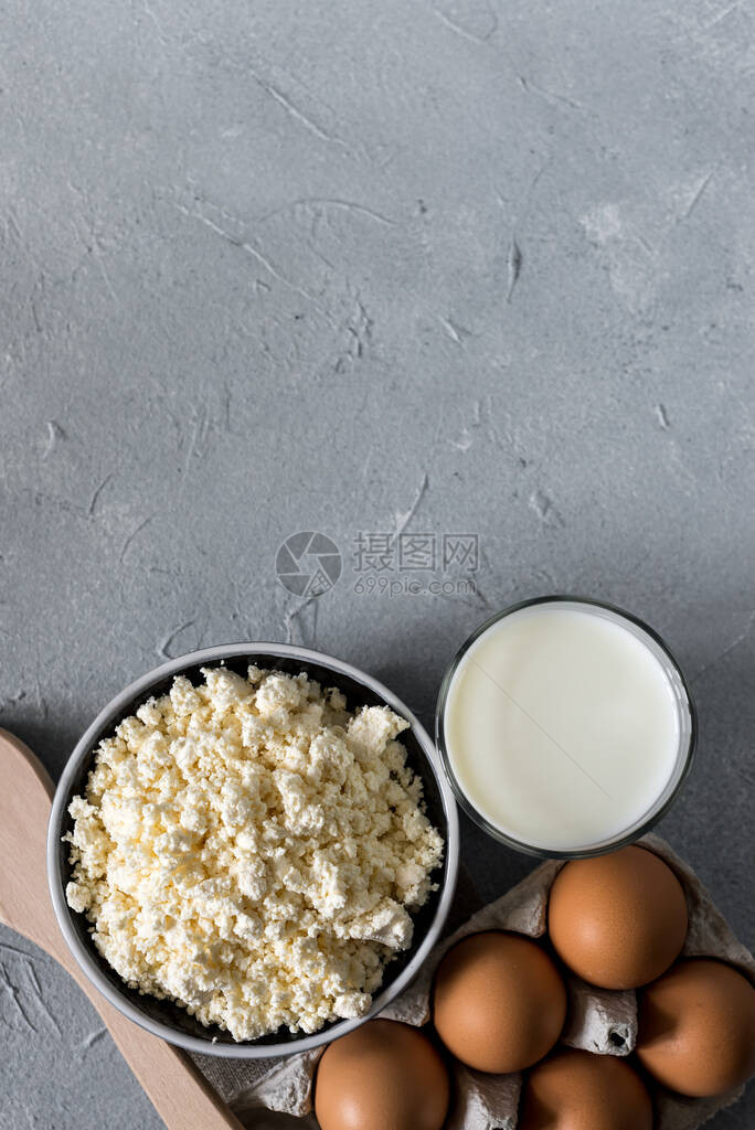 健康食品概念自制小屋奶酪一杯牛奶酸奶和石头背景的鸡蛋深色图片